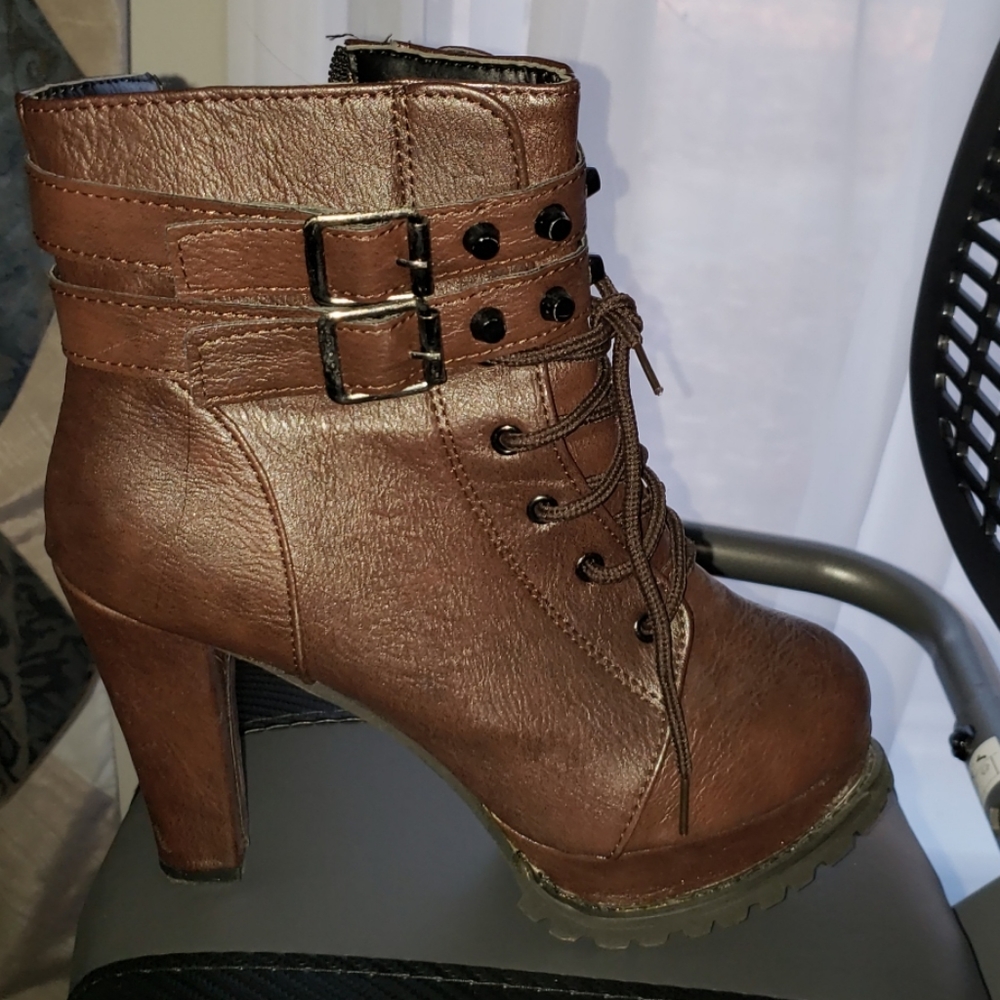 Brown platform boot